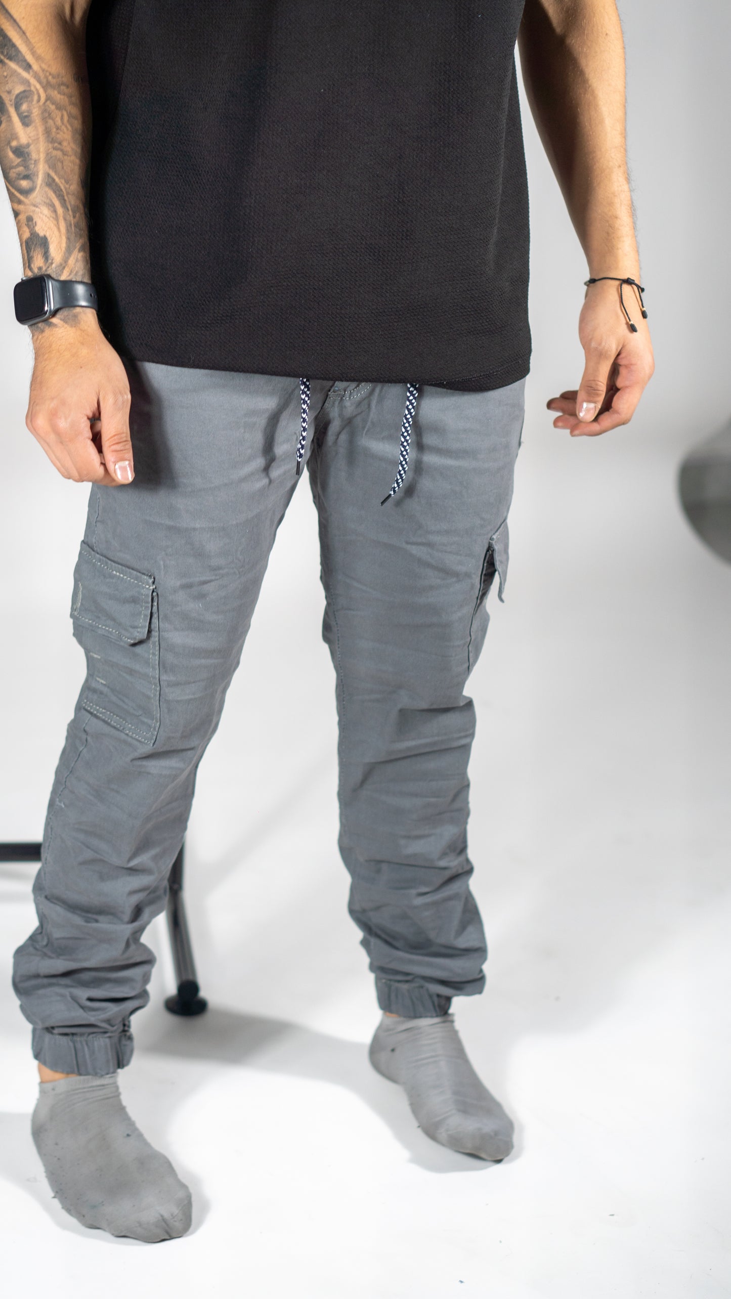 Pantalón tipo Cargo camuflado en drill Tono Gris