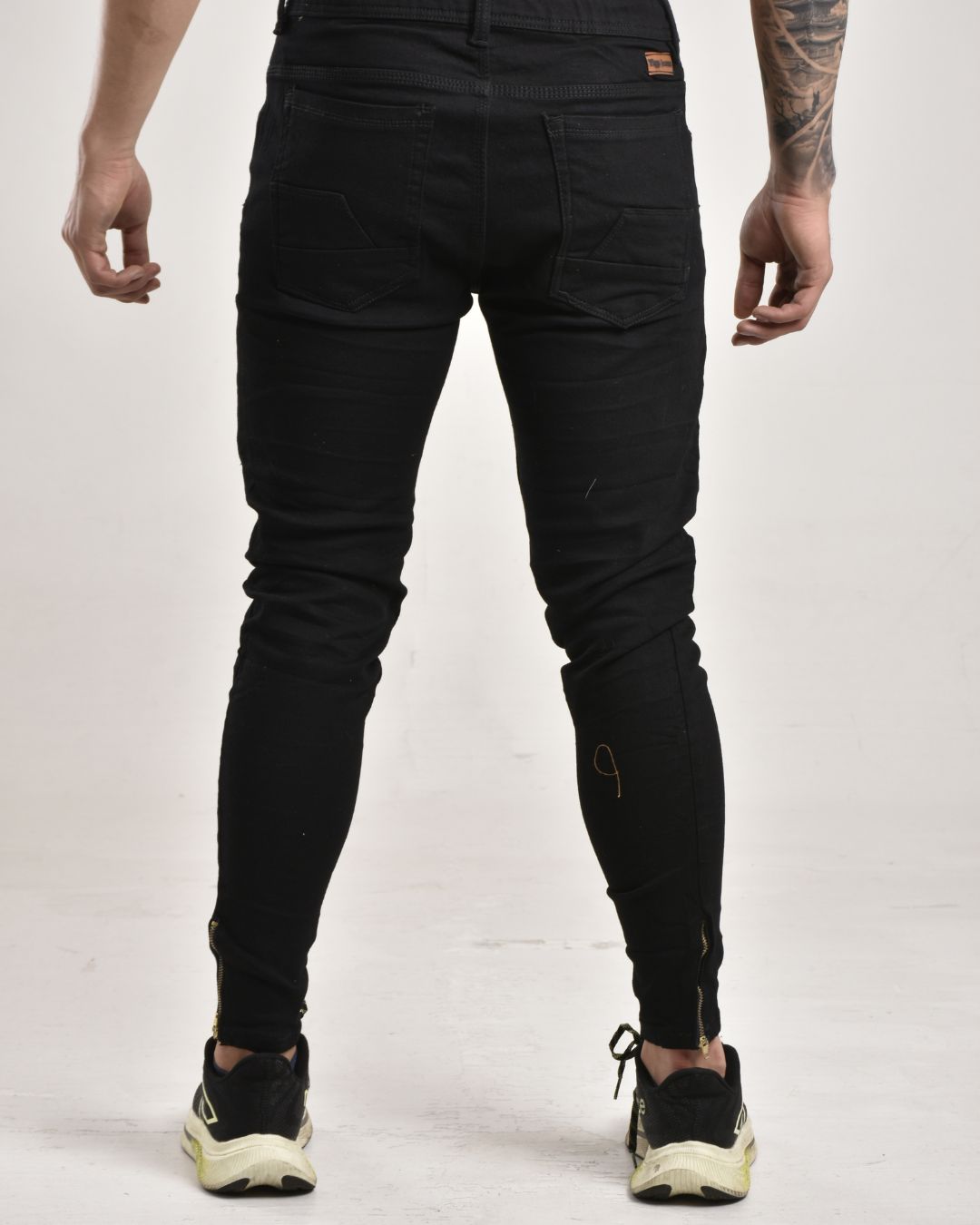 Jean tipo Yogger con cremallera negro
