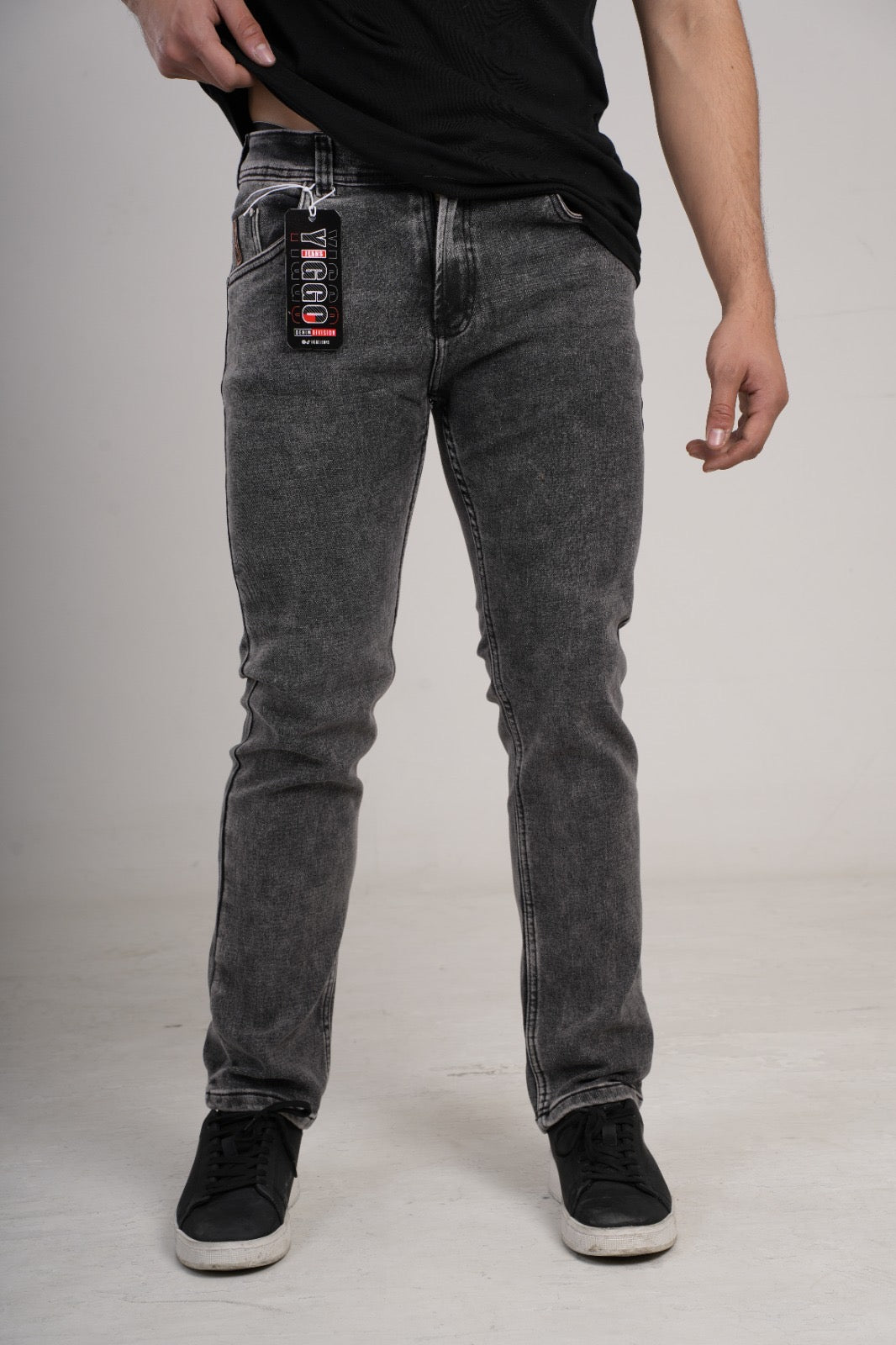 Pantalón en Jean clásico bota recta gris