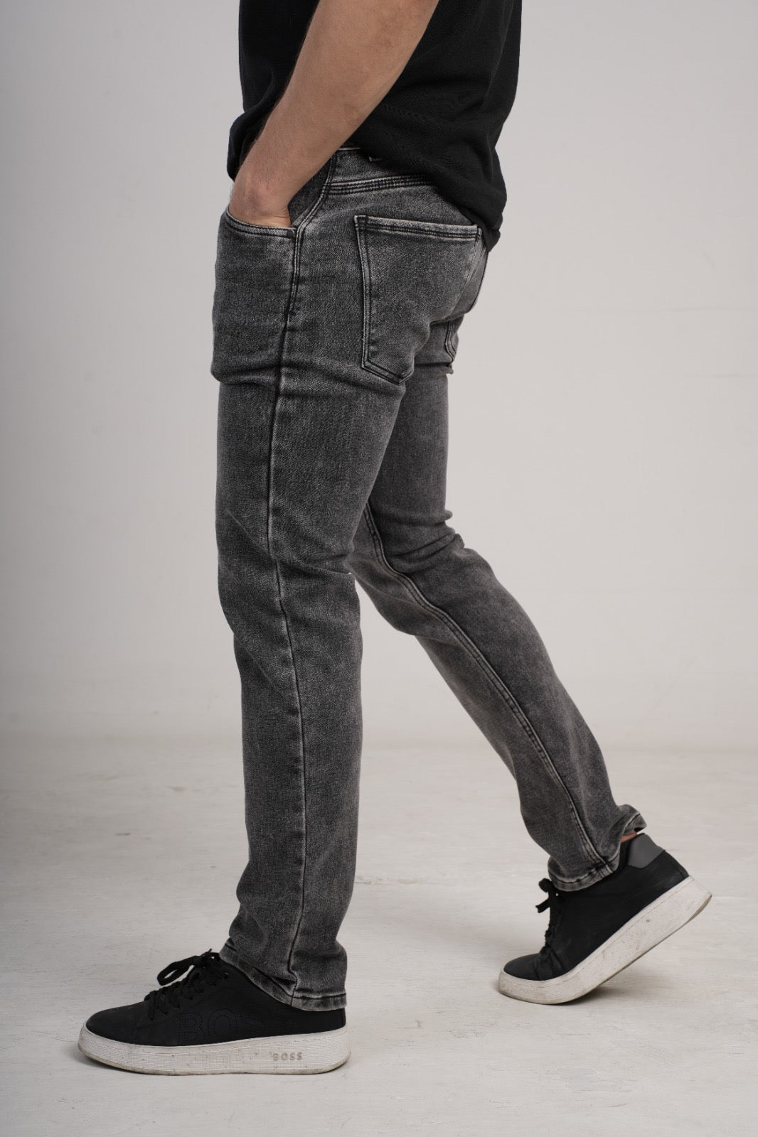 Pantalón en Jean clásico bota recta gris