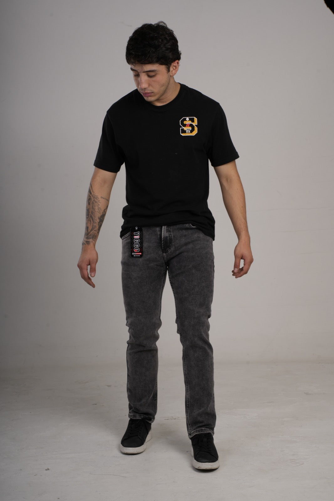 Pantalón en Jean clásico bota recta gris