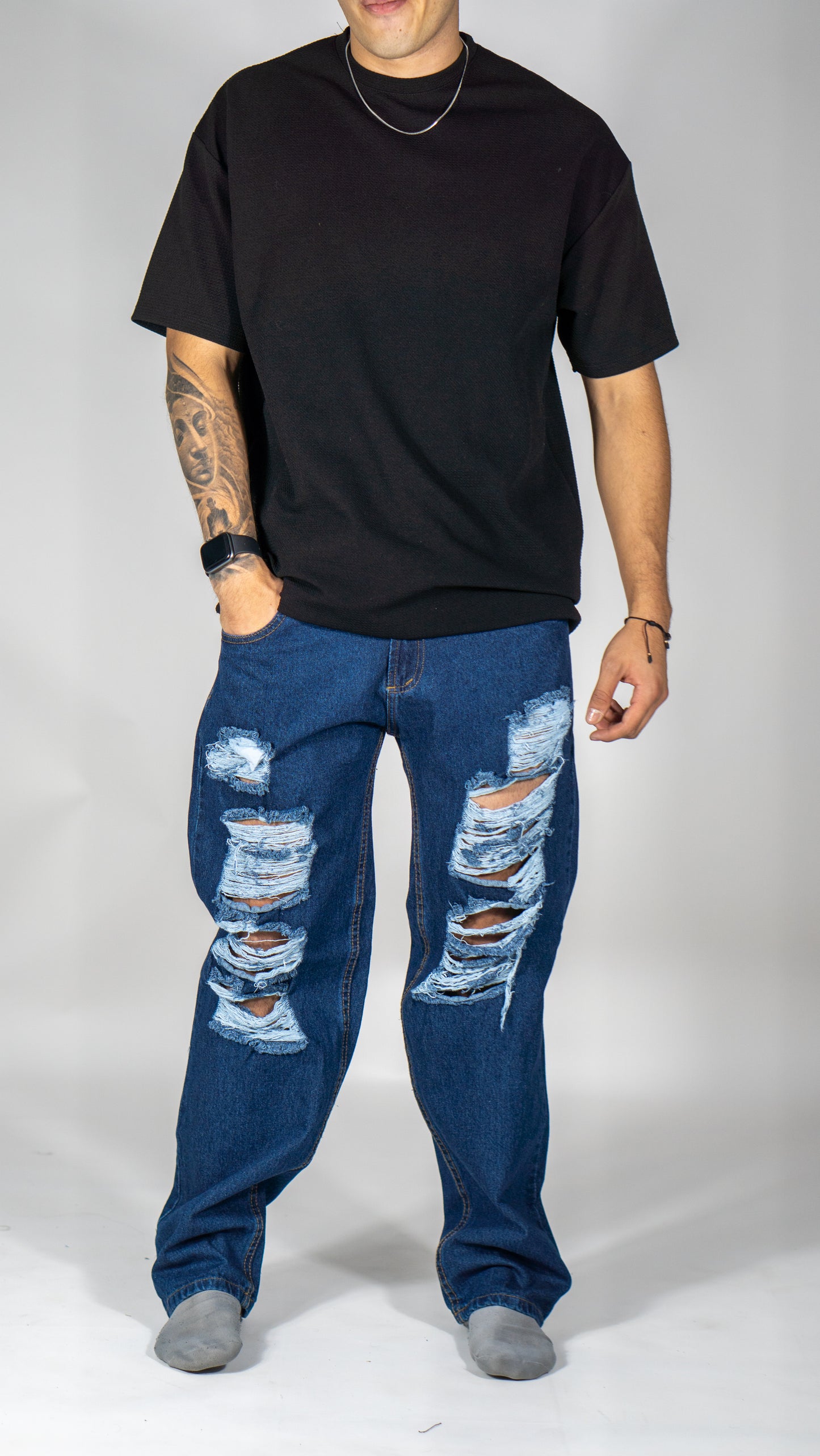 Pantalón en Jean tipo Baggy con rotos en Tono Azul Oscuro