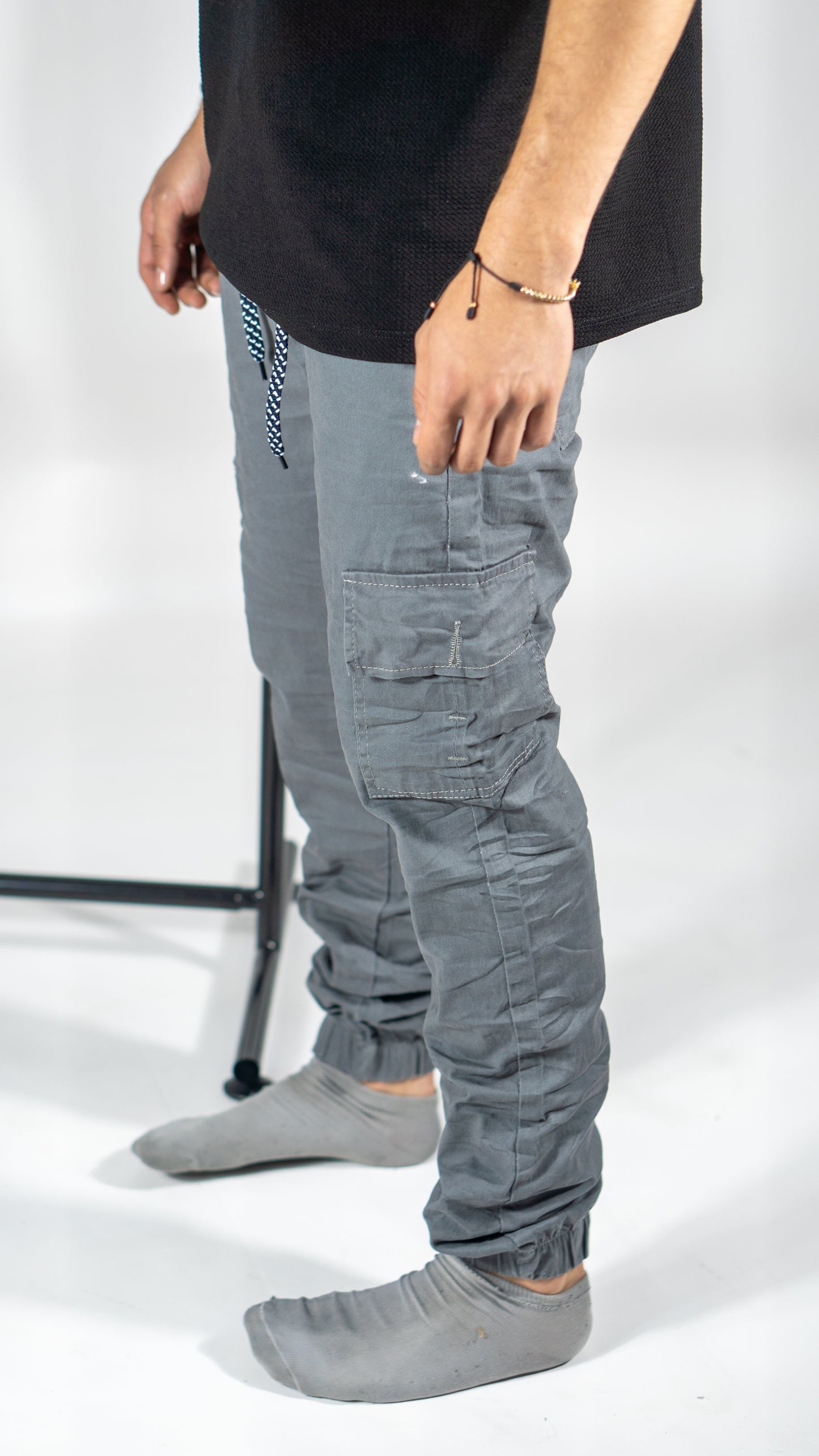 Pantalón tipo Cargo camuflado en drill Tono Gris