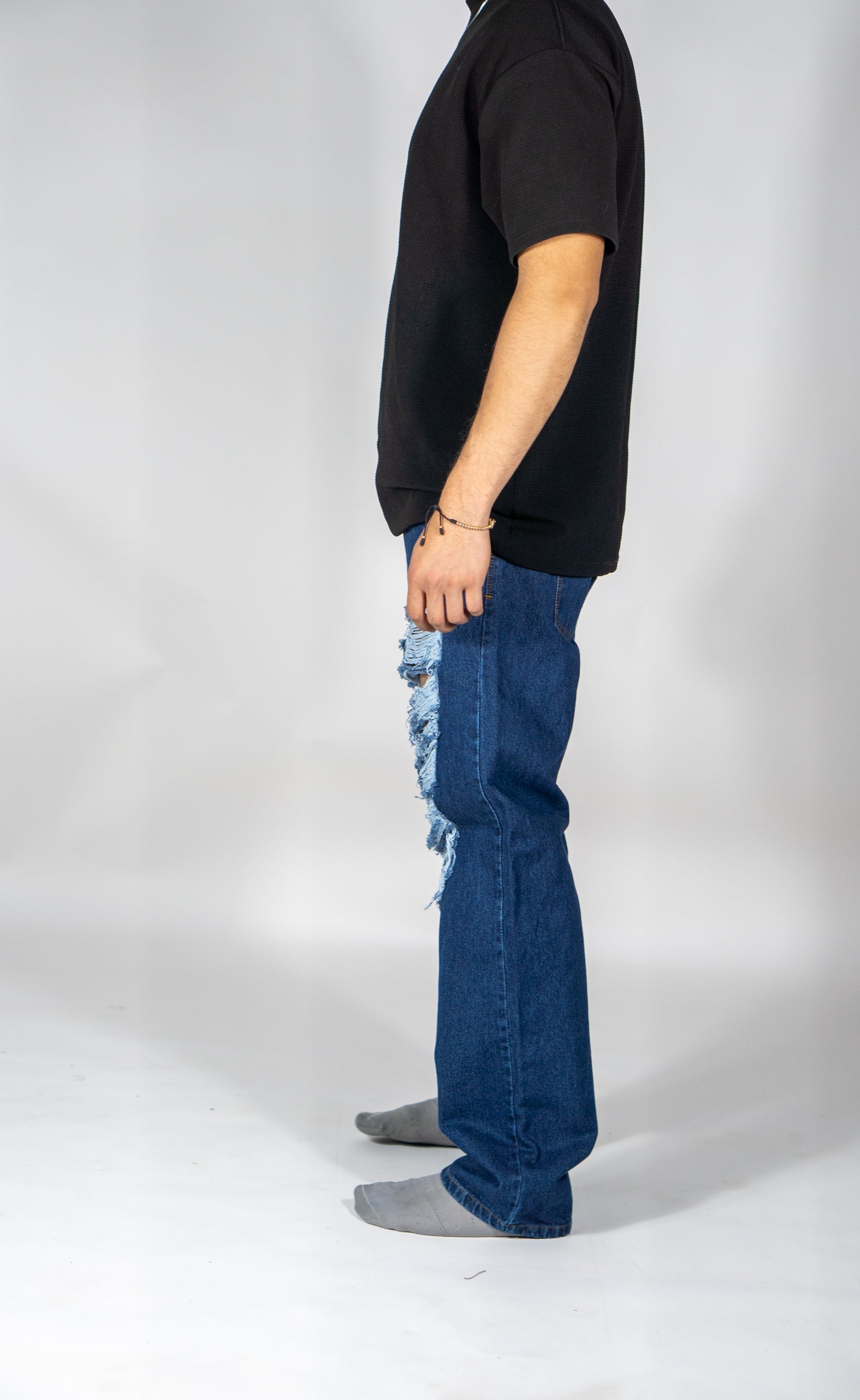 Pantalón en Jean tipo Baggy con rotos en Tono Azul Oscuro