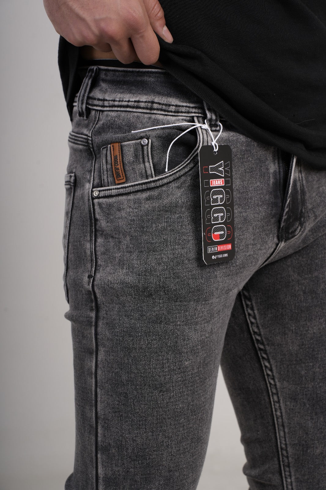 Pantalón en Jean clásico bota recta gris