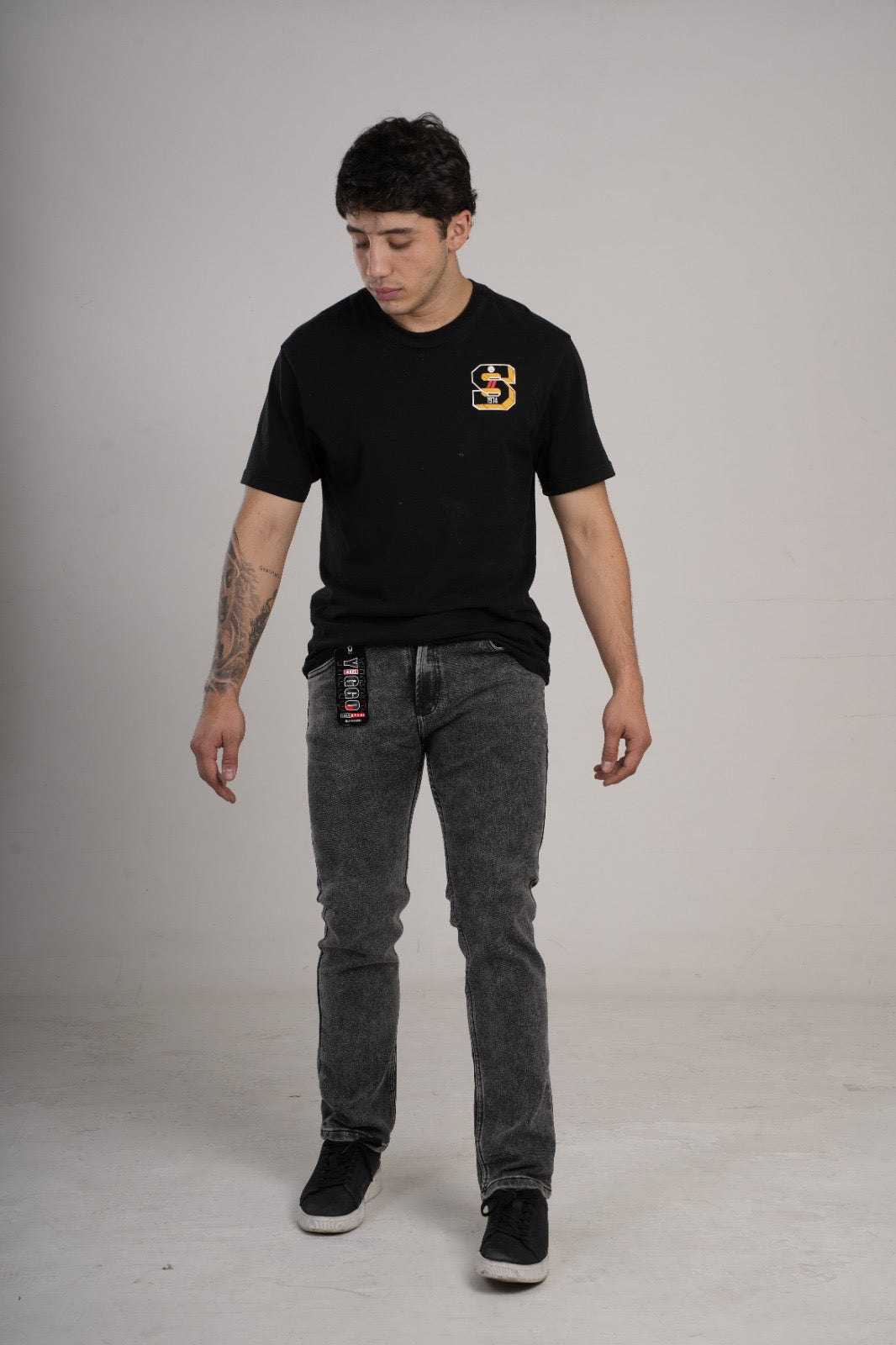 Pantalón en Jean clásico bota recta gris