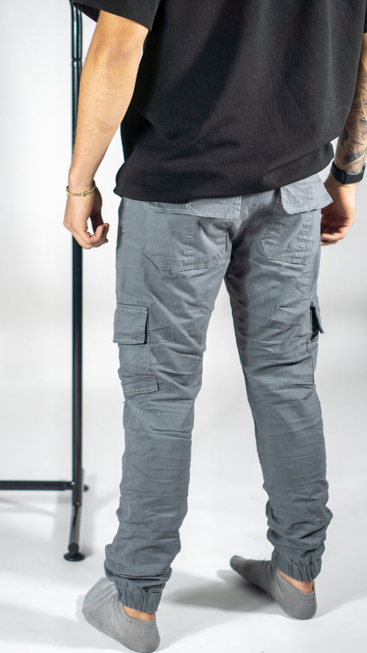Pantalón tipo Cargo camuflado en drill Tono Gris